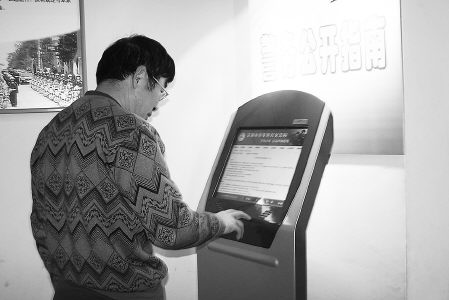 觸摸查詢一體機投入公安局警務(wù)公使用